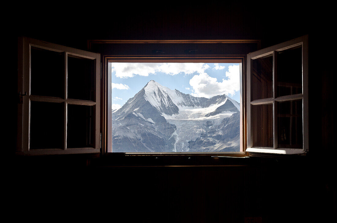 Blick durch ein offenes Fenster auf das Weisshorn links und das Bishorn rechts, Domhütte, Walliser Alpen, Kanton Wallis, Schweiz