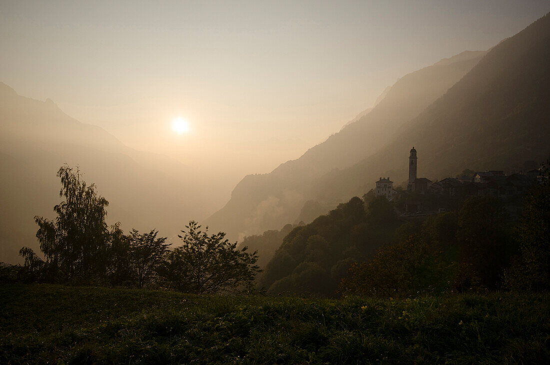 Das Dorf Soglio im Abendlicht, Bergell, Bündner Alpen, Kanton Graubünden, Schweiz