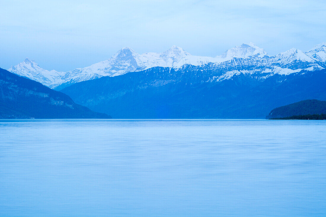 Thunersee mit Eiger, Mönch und Jungfrau, Thun, Kanton Bern, Schweiz