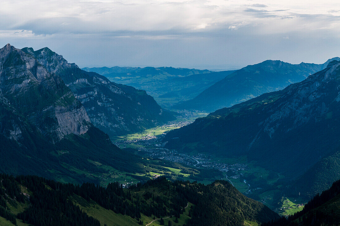 Die Stadt Glarus und die Dörfer Ennenda, Netstal, Mollis und Näfels im Haupttal des Glarnerlands, Kanton Glarus, Schweiz