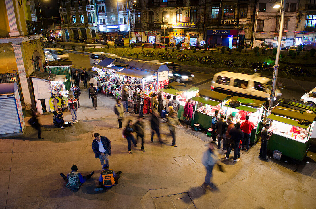 Passanten und Kunden spät abends bei den Markstständen der Plaza de comidas Pérez Velasco, La Paz, Bolivien