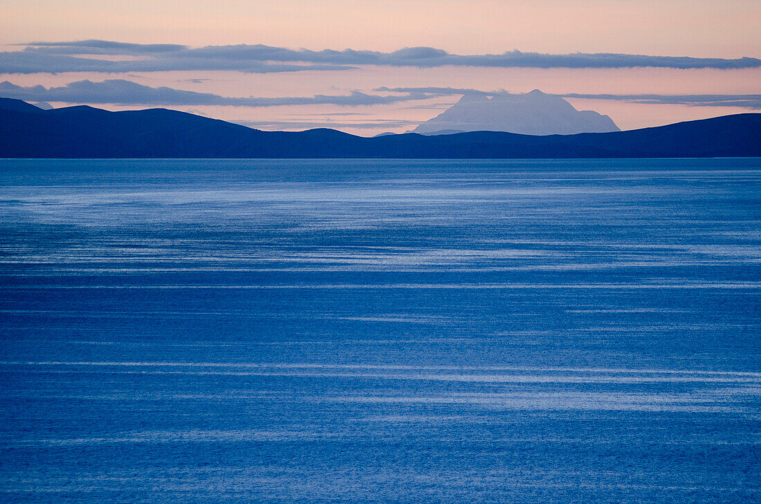 Der Titicacasee, im Hintergrund der Berg Illimani, mit 6438 Metern Höhe der höchste Gipfel der Cordillera Real, Anden, Bolivien