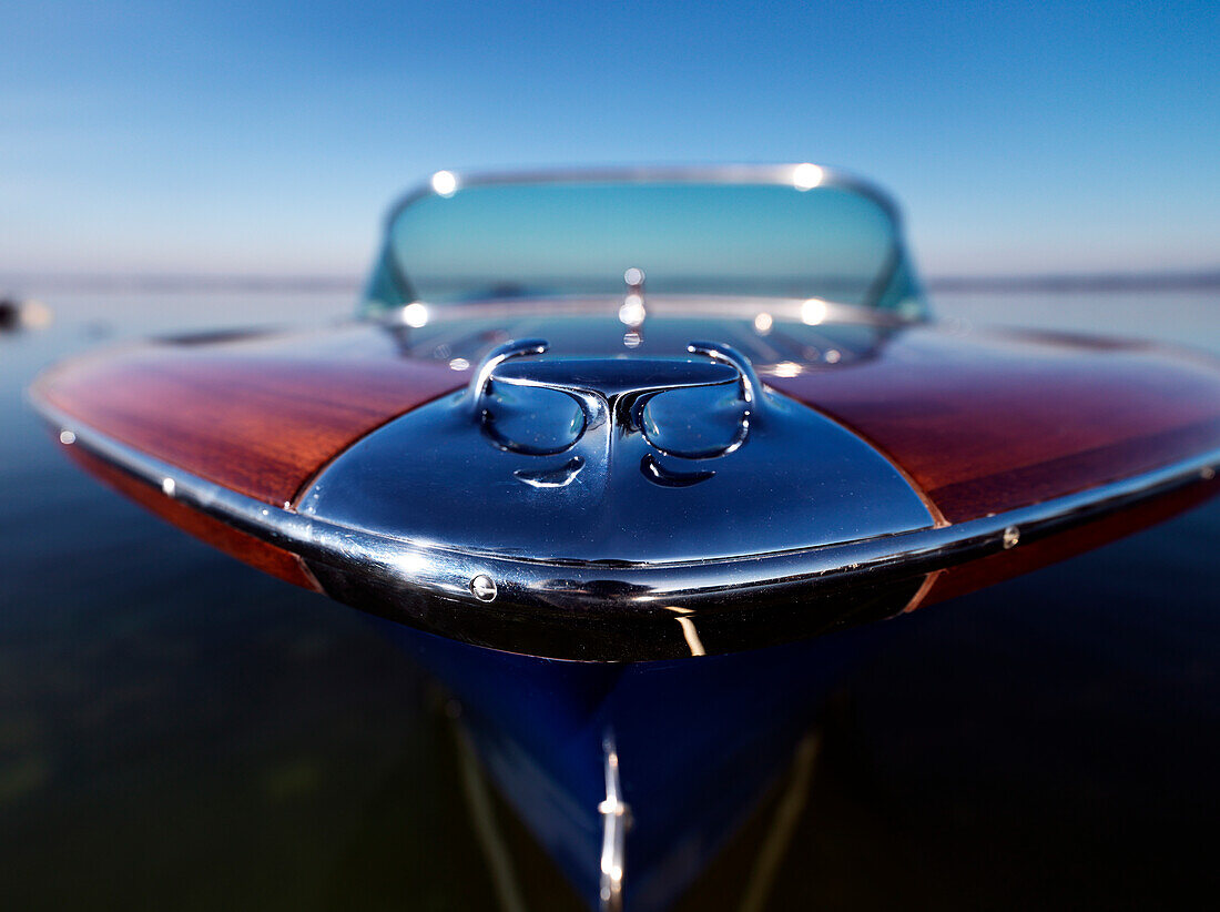 Bug von einem klassischen Motorboot, Chiemsee, Bayern, Deutschland