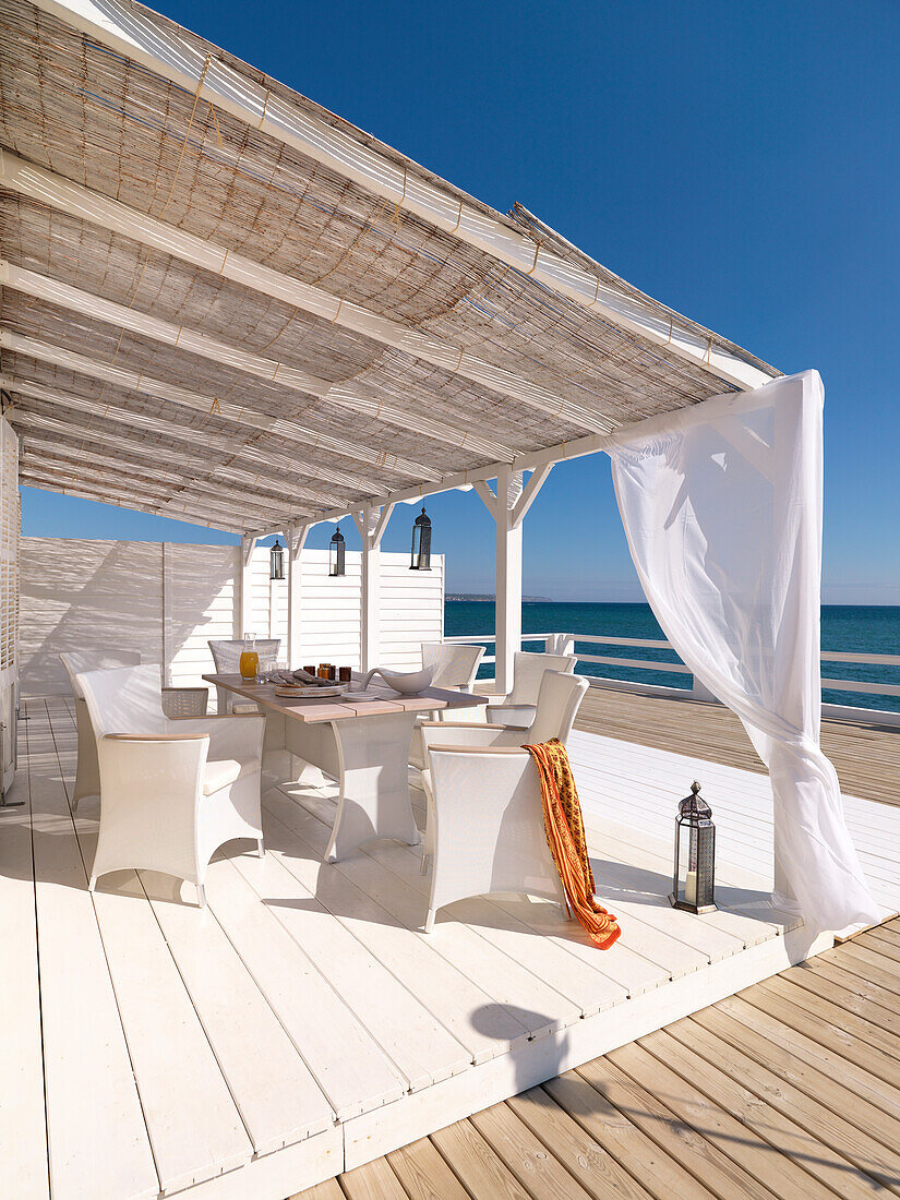 Terrasse am Meer, weiße Gartenmöbel, Mallorca, Balearen, Spanien