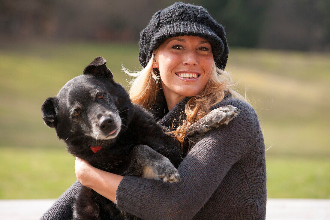 Junge Frau mit einem Hund, Bayern, Deutschland