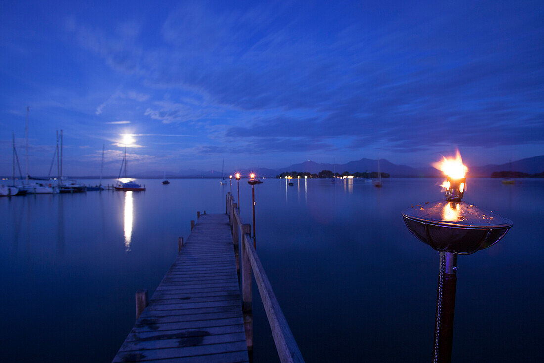 Steg im Mondlicht, Gstadt am Chiemsee, Oberbayern, Bayern, Deutschland