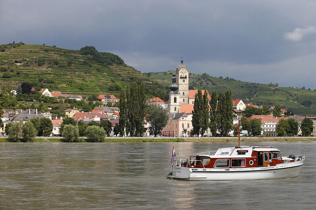Motorboot auf der Donau vor der Kulisse von Krems, Wachau, Niederösterreich, Österreich