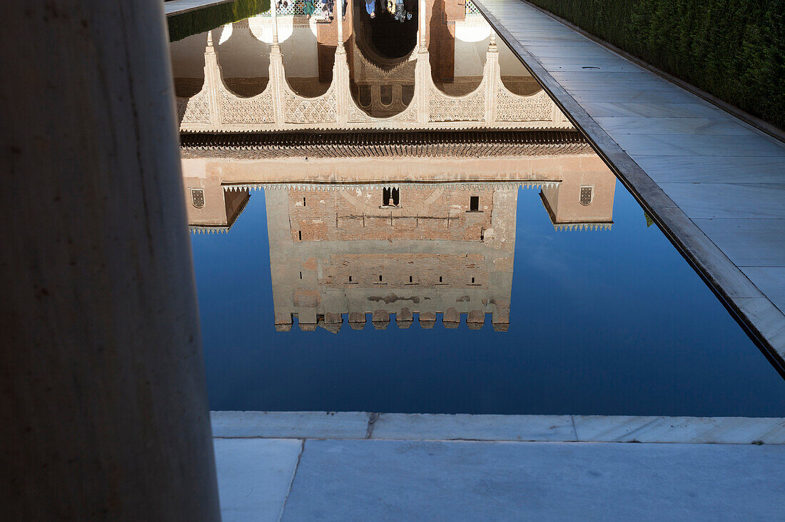 Alhambra Spiegelung im Wasser, Granada, Andalusien, Spanien