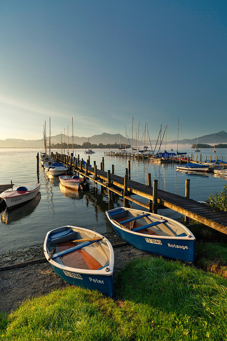 Morgenstimmung im Hafen von Gstadt am Chiemsee, im Hintergrund die Fraueninsel, Chiemgau, Oberbayern, Deutschland
