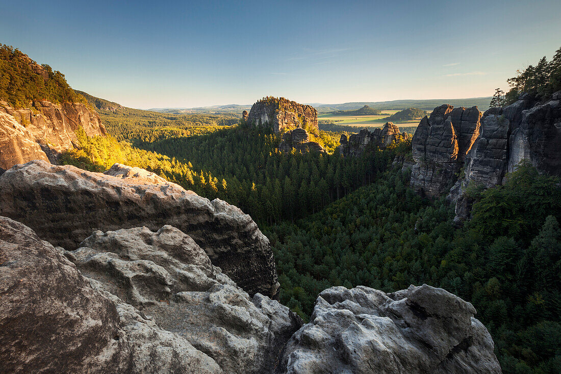 View over the Rauschengrund to the Rauschenstein in the evening sun in the summer, the Elbe Sandstone Mountains, Saxon Switzerland National Park, Saxony, Germany