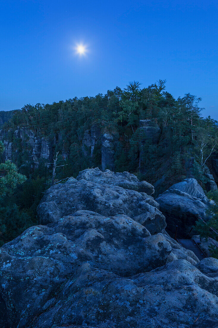 Sandsteinfelsen am Gratweg in den Schrammsteinen im Blau der Dämmerung mit Vollmond, Mittelwinkel, Nationalpark Sächsische Schweiz, Sachsen, Deutschland