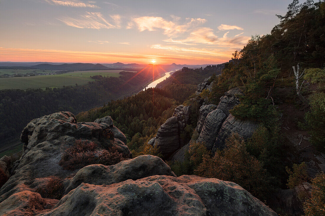 Sonnenuntergang über dem Elbtal und den Schrammsteinen, Sächsische Schweiz, Sachsen, Deutschland