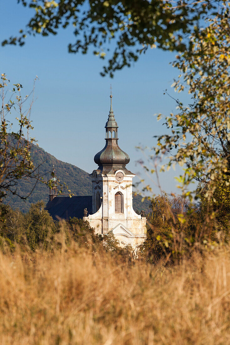 Kirche Mariä Himmelfahrt in der Abendsonne im Sommer, Arnoltice nahe Hrensko, Böhmischen Schweiz, Tschechien