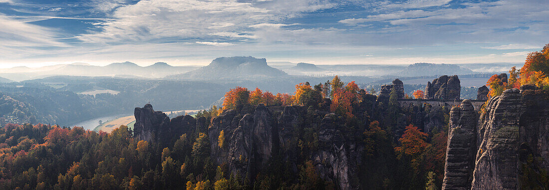 Die Basteibrücke und die Gipfel der Sächsischen Schweiz im Herbst, Sächsische Schweiz, Sachsen, Deutschland