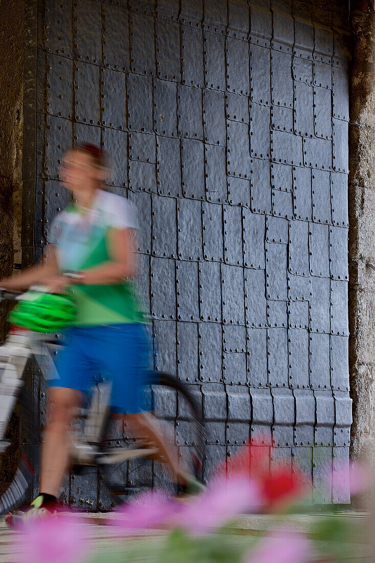 Frau schiebt ihr Fahrrad, Burghausen, Chiemgau, Bayern, Deutschland