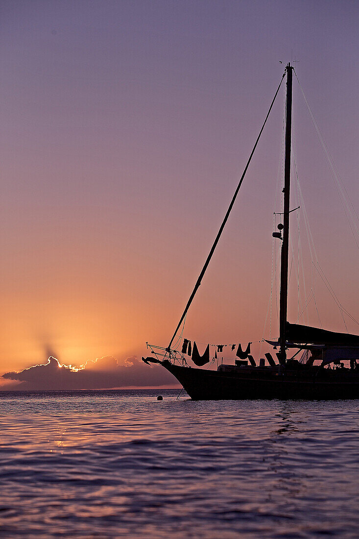 Segelboot im Sonnenuntergang, Dominica, Kleine Antillen, Karibik
