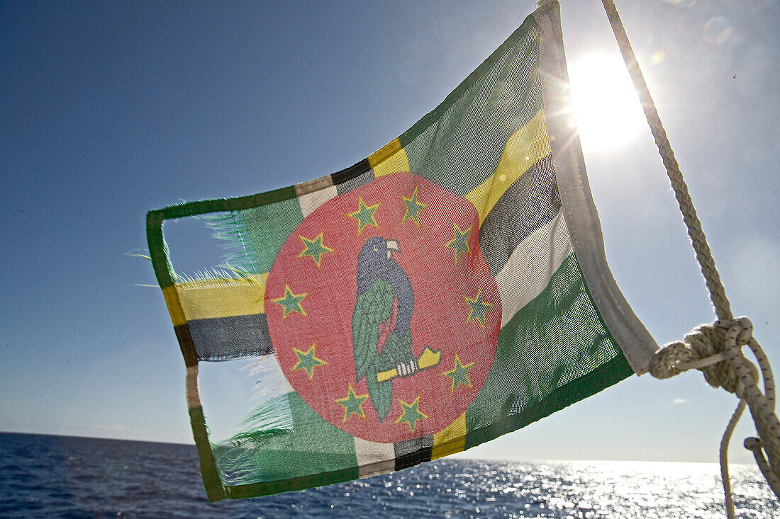 Flagge von Dominica im Gegenlicht, Dominica, Kleine Antillen, Karibik