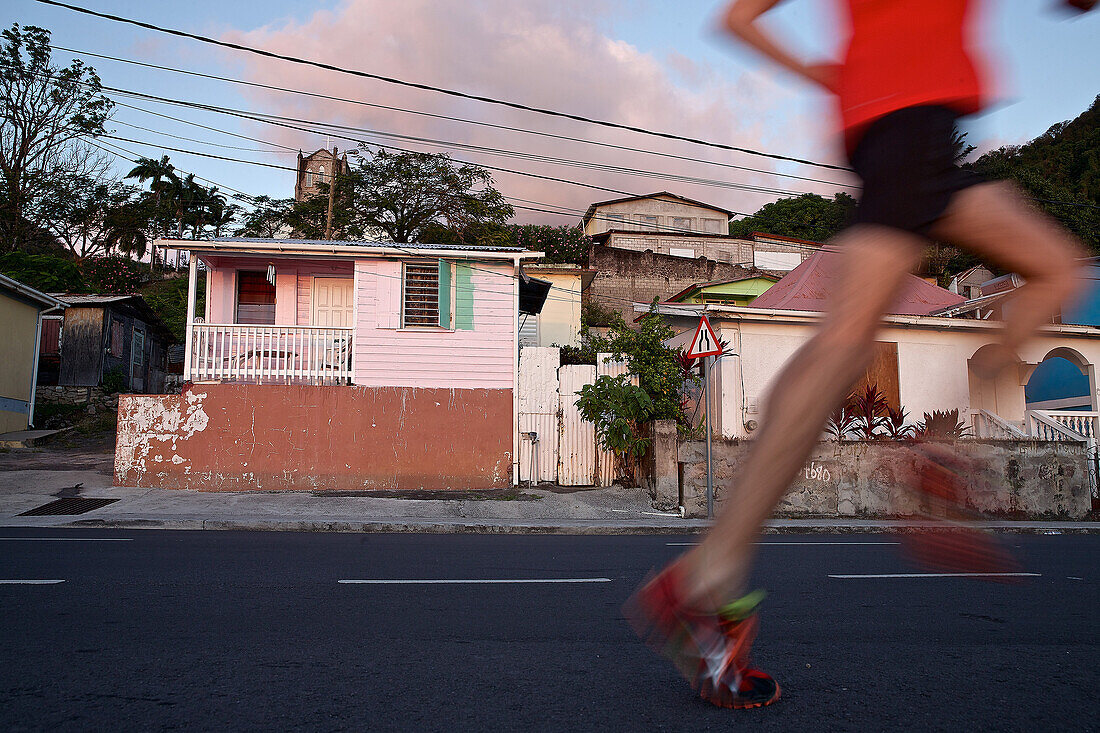 Junger Mann joggt Straße entlang, Dominica, Kleine Antillen, Karibik