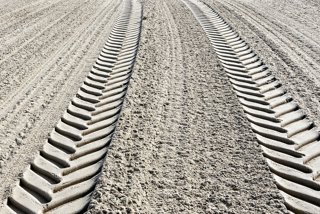 Reifenspuren im Sand, Sandstrand, Domburg, Nordsee-Küste, Provinz Seeland, Niederlande