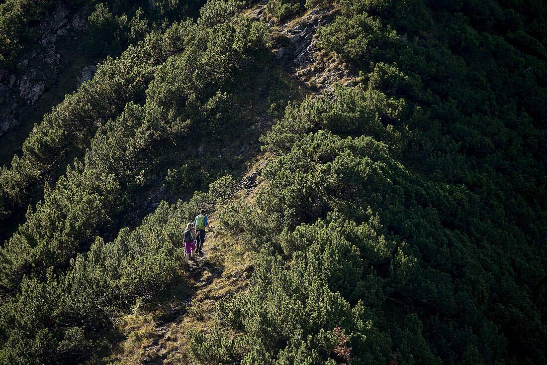 Eine Frau und ein Mann wandern in den Bergen, Oberstdorf, Bayern, Deutschland