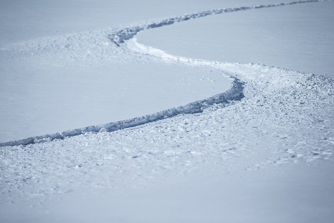 Spuren von Wintersportlern im Schnee, Pitztal, Tirol, Österreich