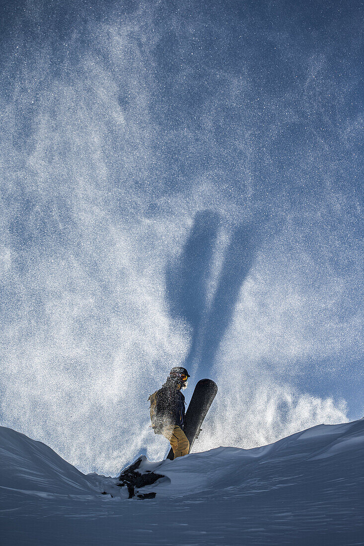 Junge Snowboarderin steht auf einem Berg, Pitztal, Tirol, Österreich