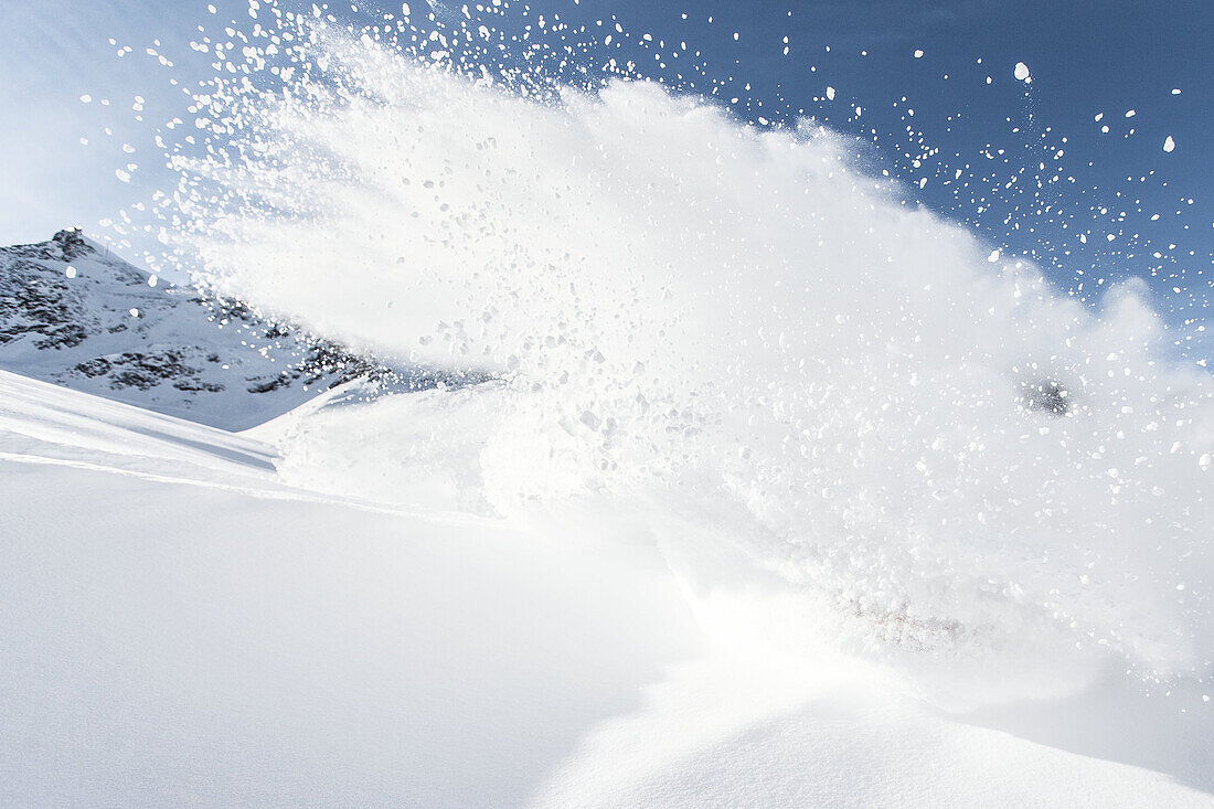 Wintersportler macht eine Kurve im Tiefschnee, Pitztal, Tirol, Österreich