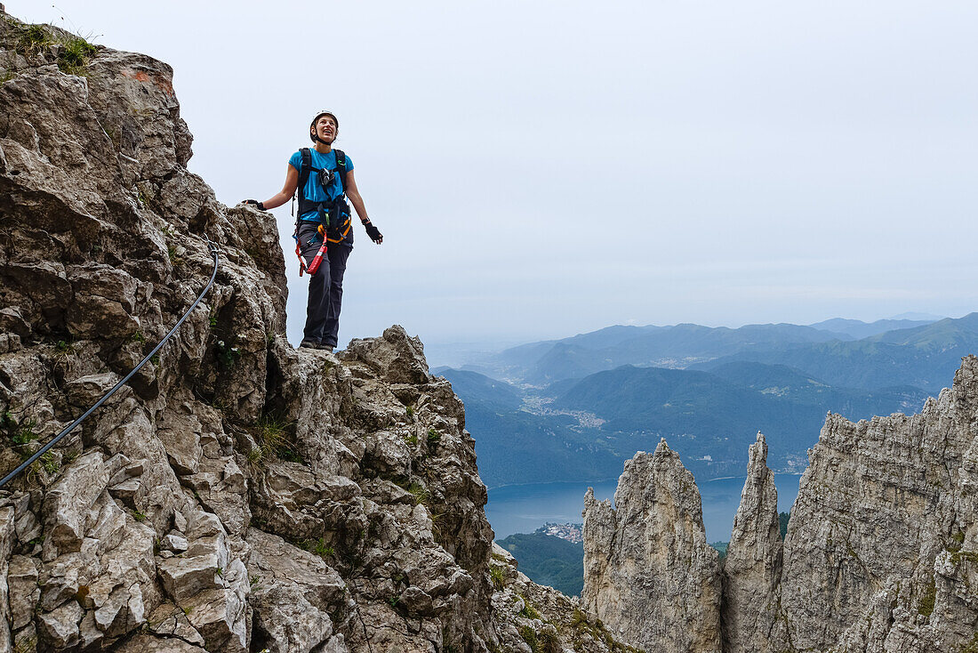 Frau auf dem Klettersteig am Grigna Settentrionale (2408 m, Grignetta), Comer See, Italien