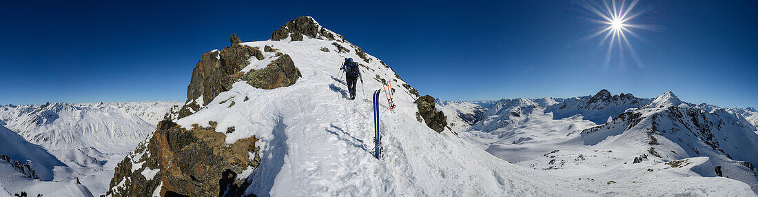 Bergsteiger am Skidepot am Schwarzhorn (3146 m), Graubünden, Schweiz, Europa