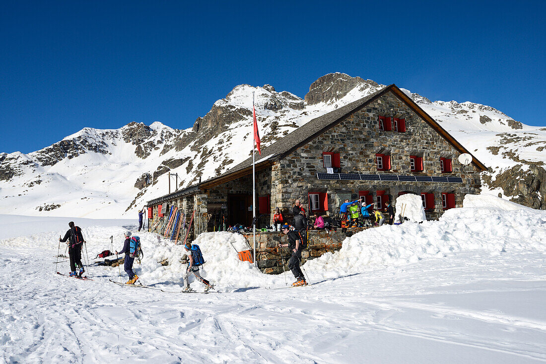 Skitourengeher vor Grialetschhütte (2542 m), im Hintergrund Piz Radönt, Graubünden, Schweiz, Europa