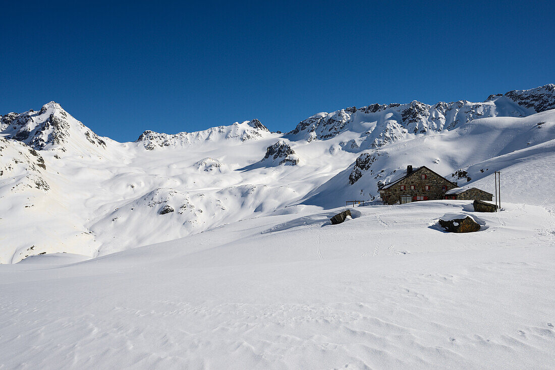 Grialetsch hut (2542 m), in the background from right to left: Piz Vadret (3229 m), Vadret da Grialetsch, Piz Sarsura (3178 m), Piz Sarsura Pitschen (3134 m), Grisons, Switzerland, Europe