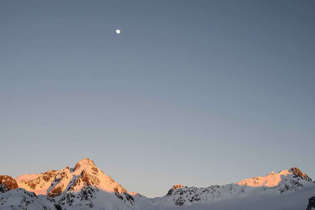 Mond über Piz Sarsura (rechts, 3178 m) und Piz Sarsura-Pitschen (links, 3134 m), Graubünden, Schweiz, Europa