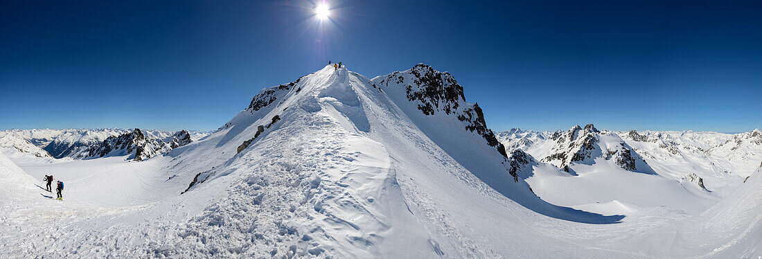 Eine Gruppe Bersteiger am Nordgrat des Piz Sarsura (3178 m), rechts davon im Hintergrund von links nach rechts: Piz Kesch, Piz Ela, Piz Vadret, Piz Grialetsch, Scalettahorn, Grialetschhütte, Piz Radönt, Graubünden, Schweiz, Europa