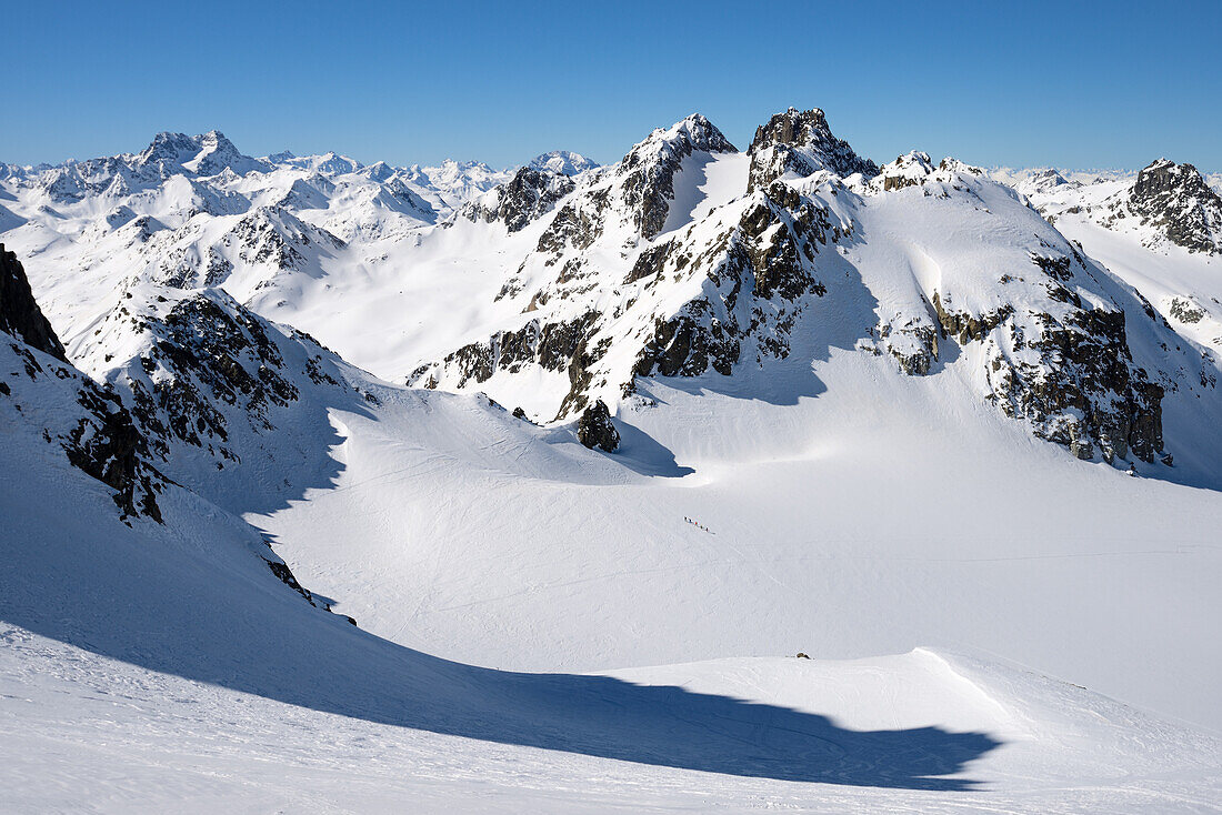 Eine Gruppe Skitourengeher steigt über den Grialetsch-Gletscher (Vadret da Grialetsch) auf, darüber der Piz Vadret, Im Hintergrund links der Piz Kesch und in der Bildmitte Piz Ela, Graubünden, Schweiz, Europa