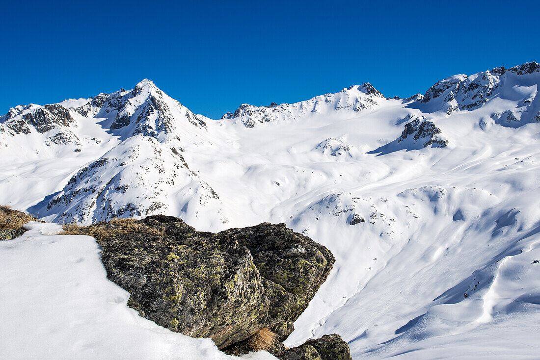 Grialetschgebiet mit Grialetschgletscher (Vadret da Grialetsch), Piz Sarsura (rechts, 3178 m) und Piz Sarsura Pitschen links (3134 m), Graubünden, Schweiz, Europa