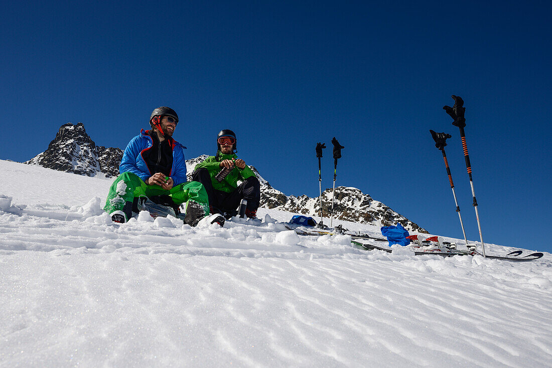Zwei Skitourengeher machen Pause auf dem Grialetsch-Gletscher (Vadret da Grialetsch), Graubünden, Schweiz, Europa