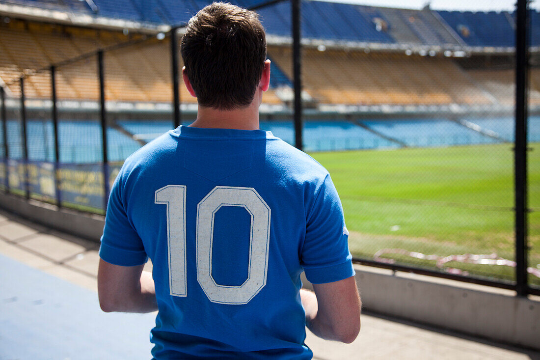 Fußballfan mit Trikot Nummer 10 im La Bombonera Stadion (Heimat des Vereins Boca Juniors) im Stadtviertel La Boca, Buenos Aires, Buenos Aires, Argentinien, Südamerika