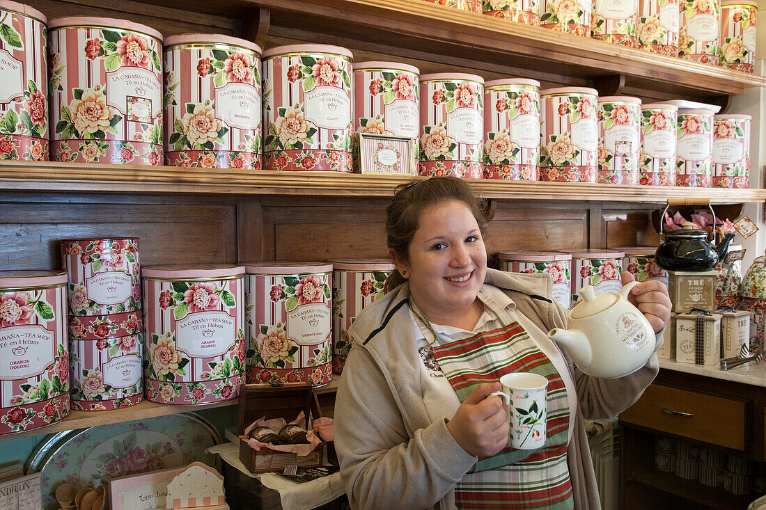 Junge Frau serviert Tee im La Cabaña Casa de Teehaus, Ushuaia, Feuerland, Patagonien, Argentinien, Südamerika
