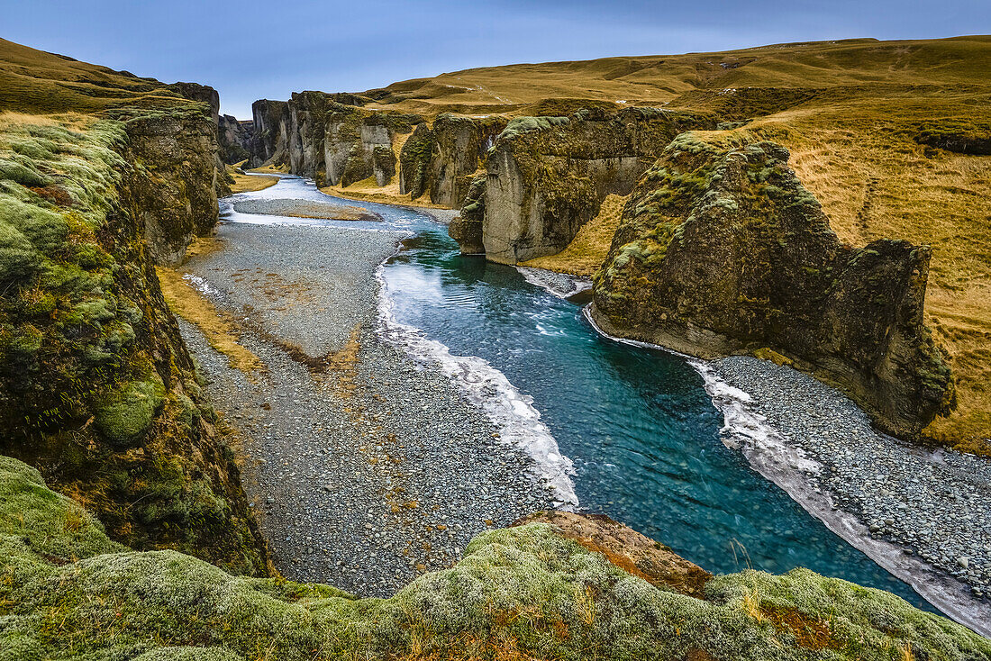 Fjadrargljufur Canyon mit bemoosten Schluchtwänden und Flussbett des Fjadra, nahe Kirkjubaejarklaustur, Südisland, Island, Europa