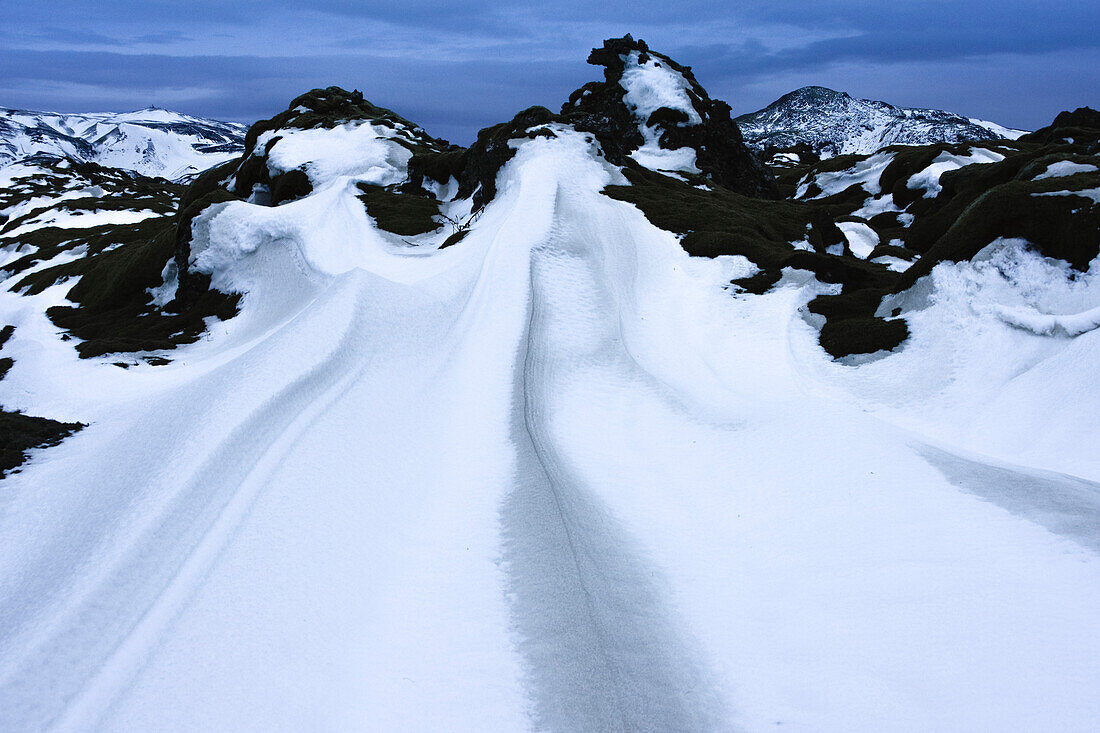 Schneelandschaft und Berge auf Hochebene Hellisheidi (Ölfus) im Winter, Südisland, Island, Europa