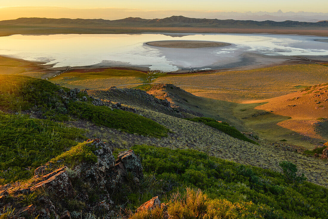 Sonnenaufgang über Steppen- und Berglandschaft, Salzsee Tuzköl, Tuzkol, Tien Shan, Tian Shan, Region Almaty, Kasachstan, Zentralasien, Asien