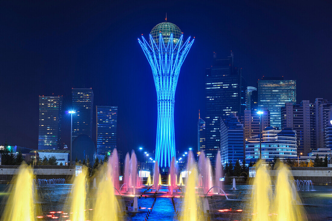 Nächtliche Skyline von Astana mit Bajterek Turm und Wolkenkratzern, Nurzhol Boulevard, Stadtzentrum, Hauptstadt Astana, Kasachstan, Zentralasien, Asien