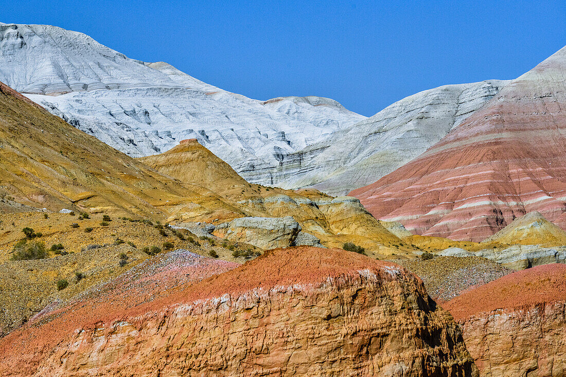 Aktau Berge (Weiße Berge), Wüstenlandschaft mit farbigen Sandsteinbergen, Altyn Emel Nationalpark, Region Almaty, Kasachstan, Zentralasien, Asien
