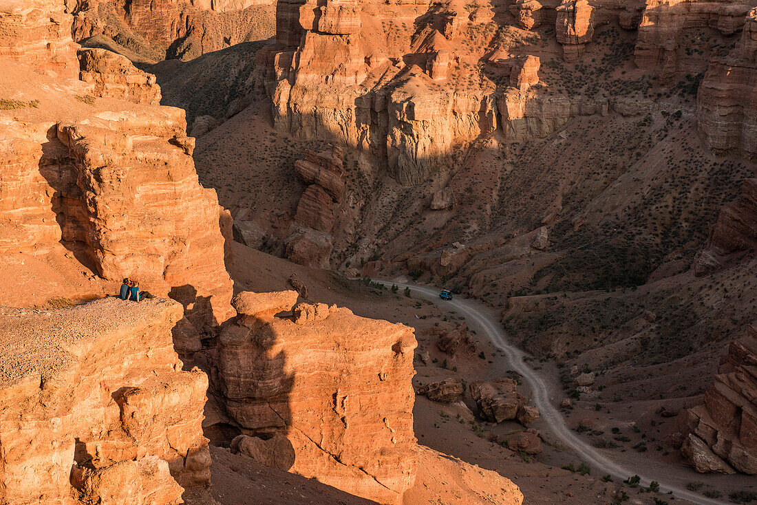 Junges Paar genießt Aussicht im Scharyn Canyon, Tal der Schlösser, Scharyn Nationalpark, Region Almaty, Kasachstan, Zentralasien, Asien