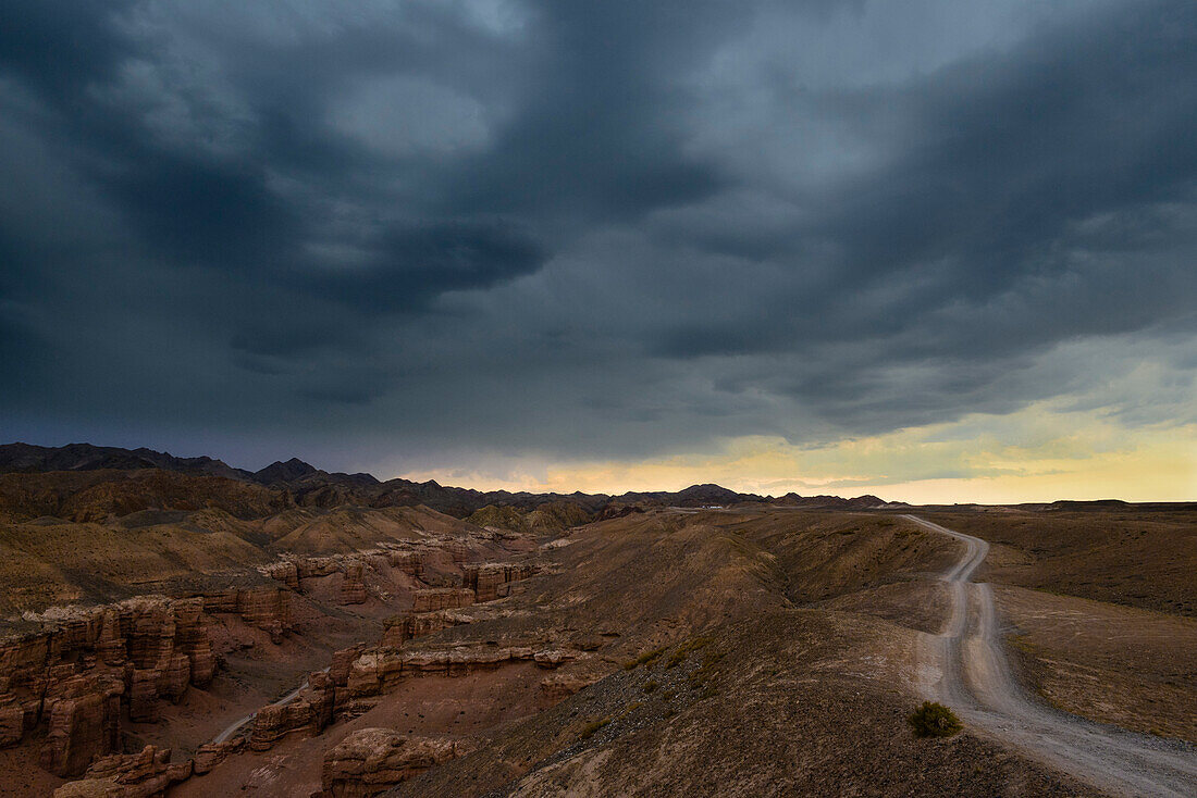 Aufziehendes Gewitter über Weg oberhalb des Scharyn Canyon, Scharyn Nationalpark, Region Almaty, Kasachstan, Zentralasien, Asien