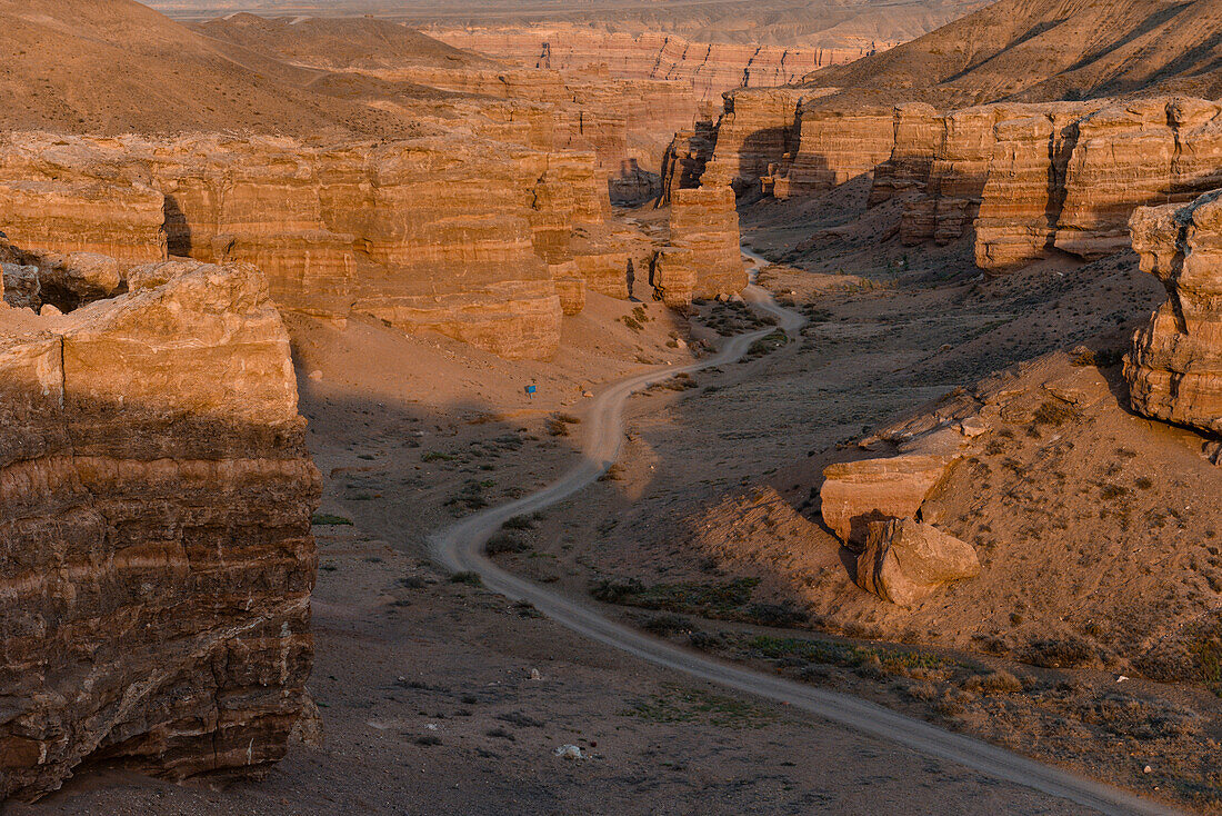 Straße durch den Scharyn Canyon, Tal der Schlösser, Scharyn Nationalpark, Region Almaty, Kasachstan, Zentralasien, Asien