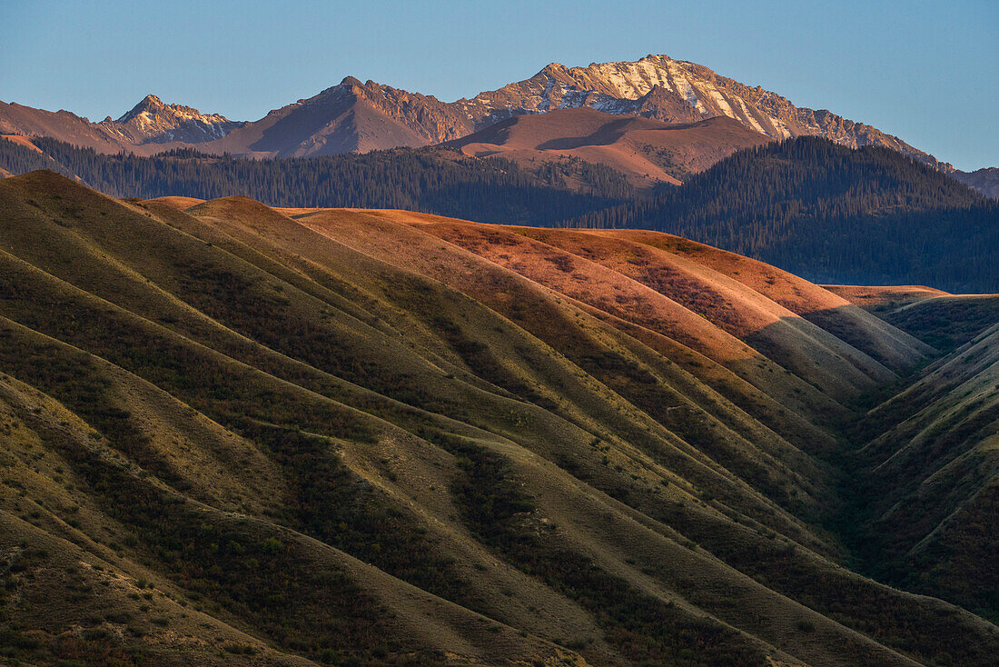 Sonnenuntergang über den Bergen bei Saty, Region Almaty, Tien Shan Gebirge, Tian Shan, Kasachstan, Zentralasien, Asien