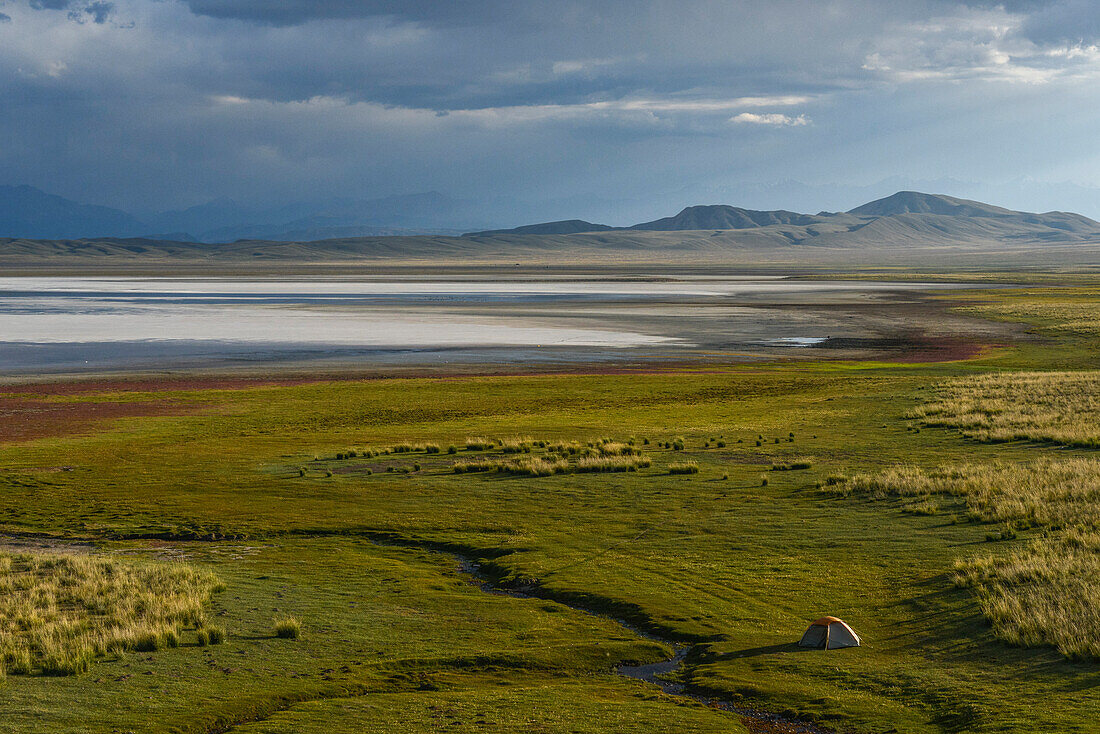 Zelt-Camping in der Steppe, Salzsee Tuzköl, Tuzkol, Tien Shan, Tian Shan, Region Almaty, Kasachstan, Zentralasien, Asien