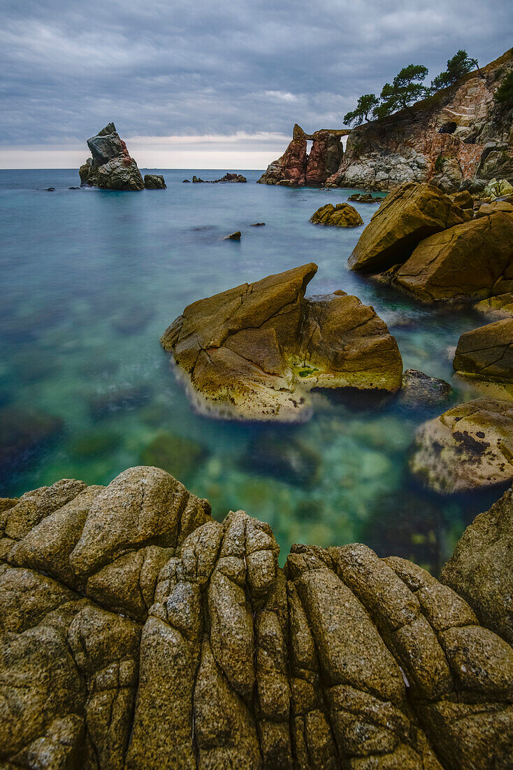 Felsen am Strand von Cala del frares, Sa Caleta, Mittelmeer, Lloret de Mar, Costa Brava, Katalonien, Spanien