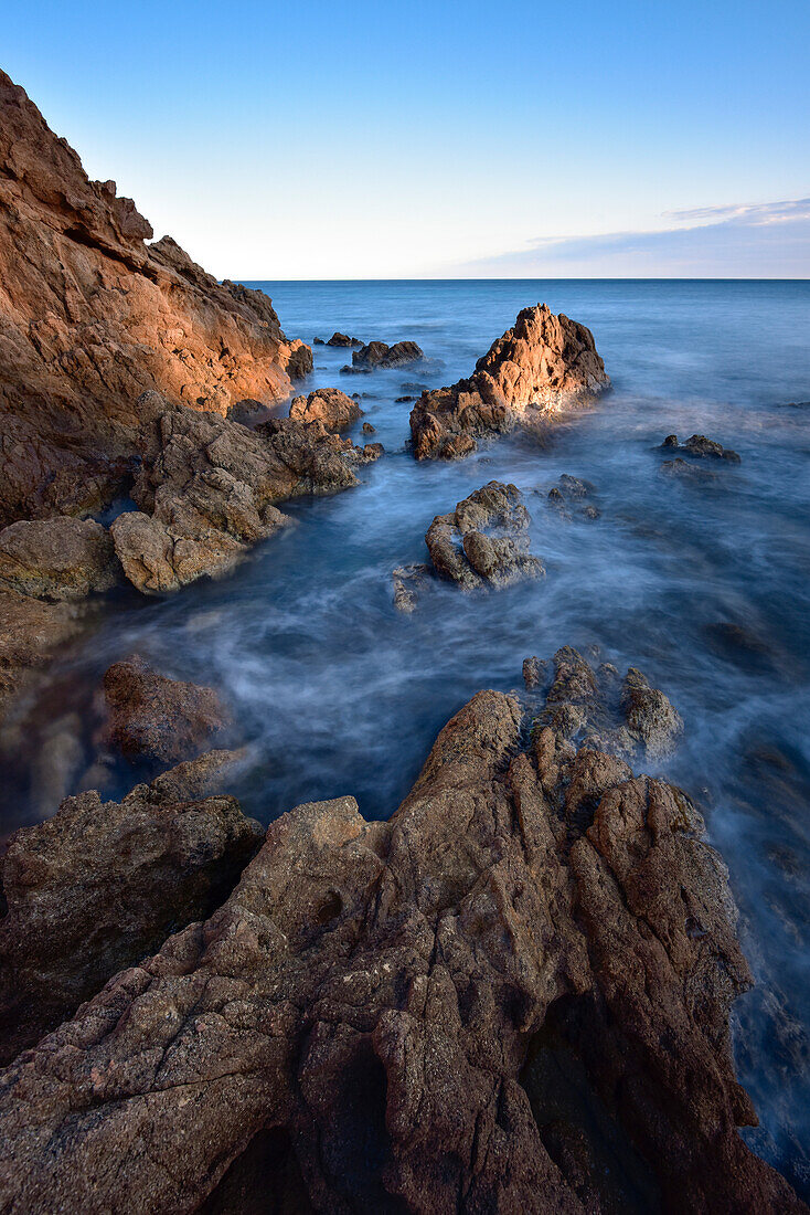 Sonnenuntergang an Felsen am Strand von Cap Roig zwischen Platja d´Aro und Palamos, Mittelmeer, Costa Brava, Katalonien, Spanien